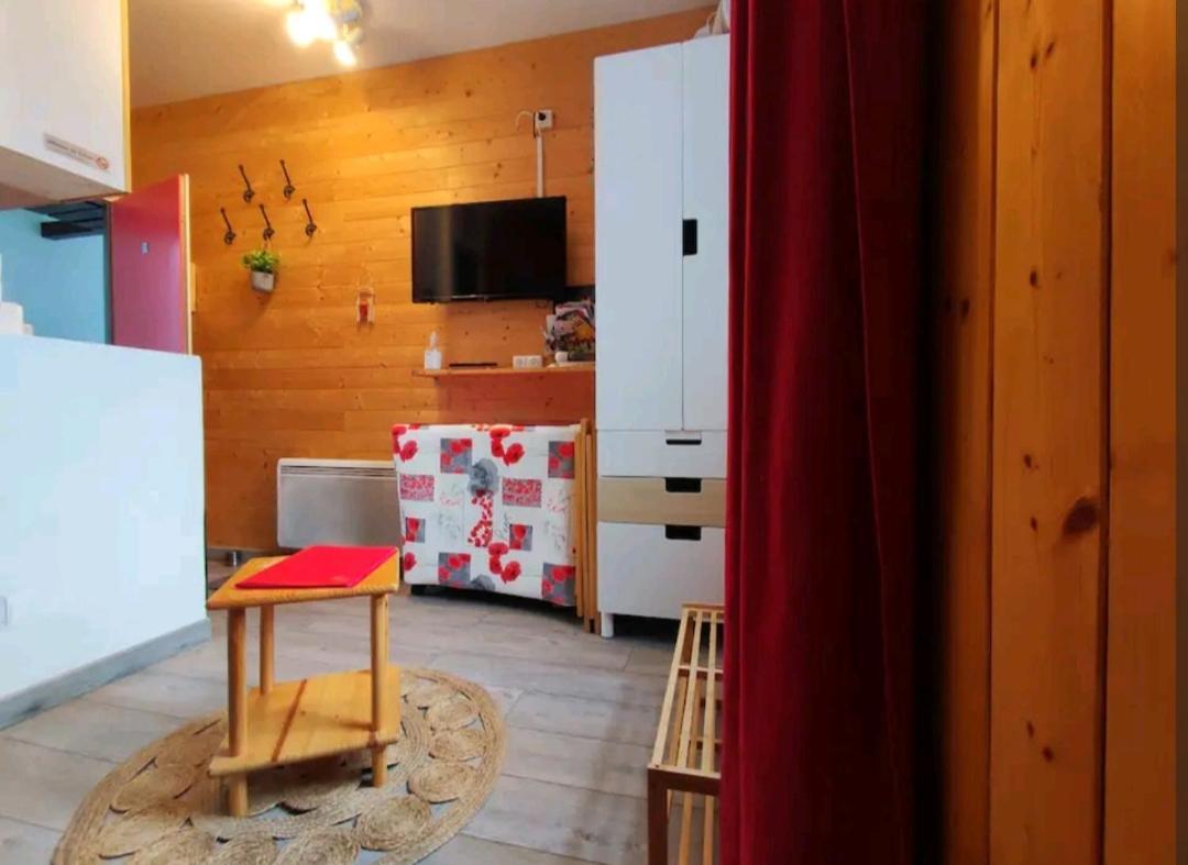Le Petit Nid Rouge Apartment Ustou Bagian luar foto